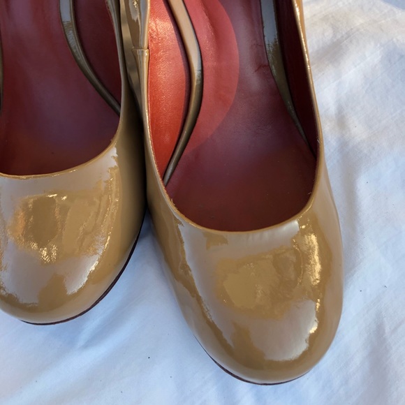 Tory Burch Pumps / Wedge Heels in Nude, Red Insole - Picture 6 of 13